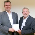 191212 Weihnachtsspende SWLA Werkleiter Armin Bardelle übergibt Geschäftsführer Bernhard Brand die Spende.