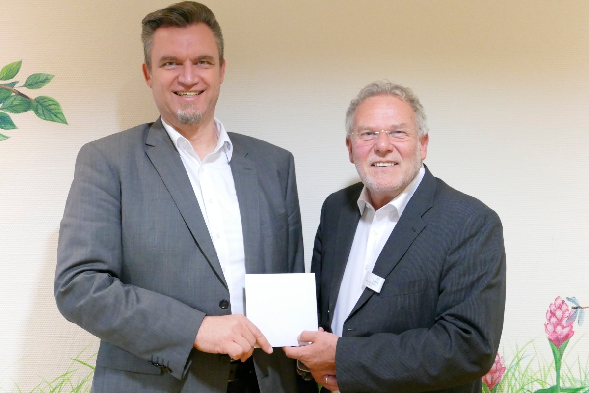 191212 Weihnachtsspende SWLA Werkleiter Armin Bardelle übergibt Geschäftsführer Bernhard Brand die Spende.