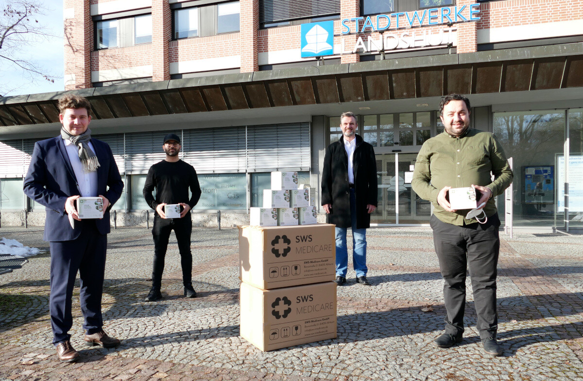 SWS Medicare Geschäftsführer über geben FFP2 Masken an Werkleiter Armin Bardelle
