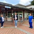 Stadtbad Mitarbeiterinnen übergeben Spende an Kinderheim-Leiterin.