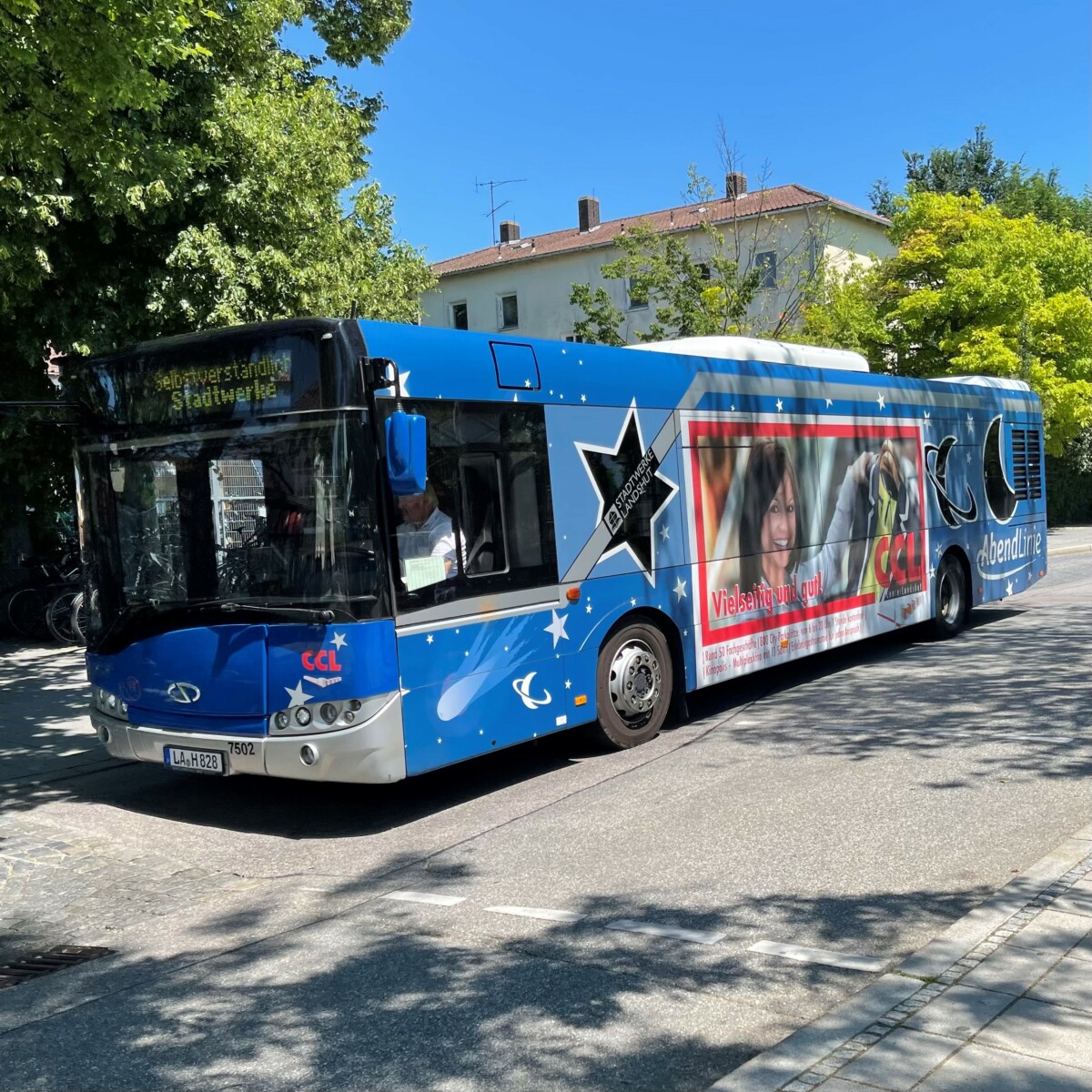 Abendlinienbus wartet am Hauptbahnhof.