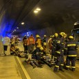231002 Grossuebung Tunnel 1 Feuerwehrleute üben den Ernstfall im Tunnel