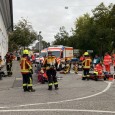 231002 Grossuebung Tunnel2 Während einer Unfallübung halten sich Feuerwehrleute vor dem Tunnel auf