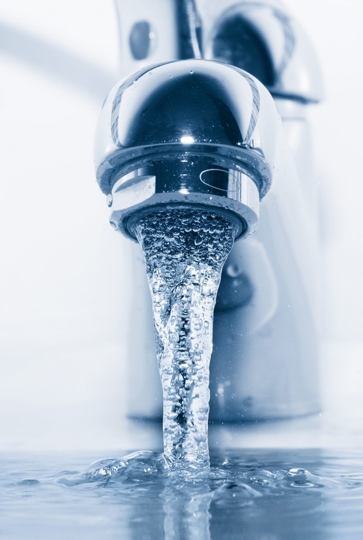 Frisches Trinkwasser aus dem Wasserhahn