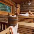 generalmente Sauna mit Frau im Hintergrund