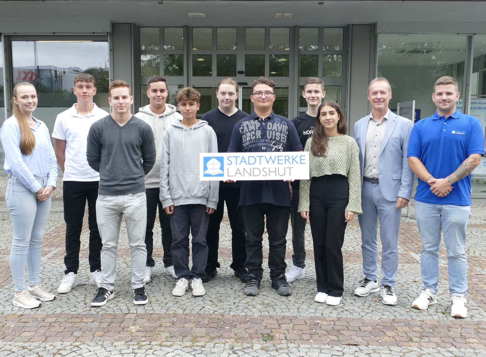 Acht Auszubildende beginnen ihre Ausbildung bei den Stadtwerken Landshut.