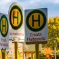 Busumleitung Stadtbus: Ersatzhaltestellenschilder vor einer Baustelle