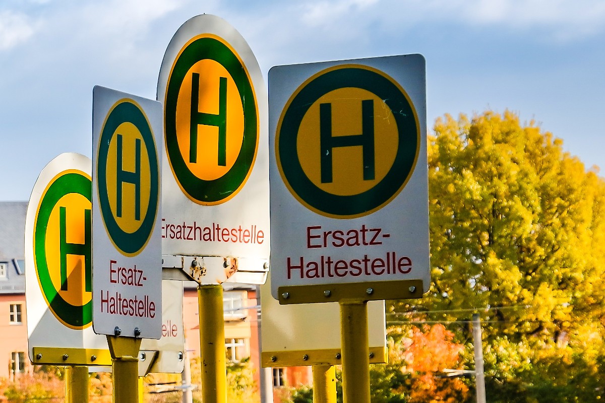 Busumleitung Stadtbus: Ersatzhaltestellenschilder vor einer Baustelle