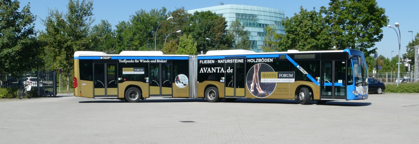 Buswerbung auf Gelenkbus