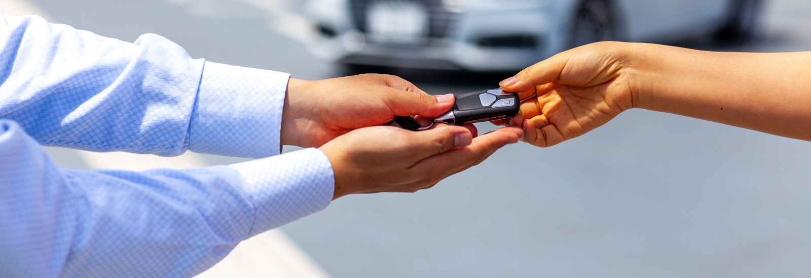 Übergabe eines Schlüssels für ein Carsharing-Fahrzeug in Landshut