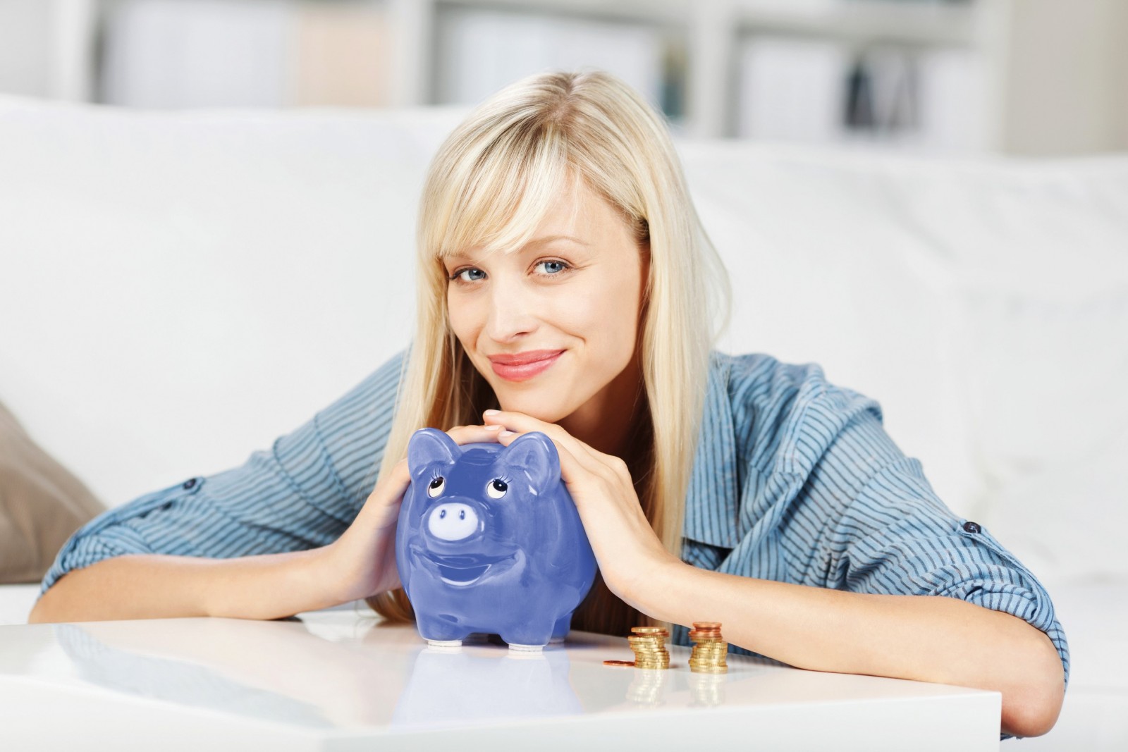 Energiesparen Frau spart Energie und spart dabei bares Geld