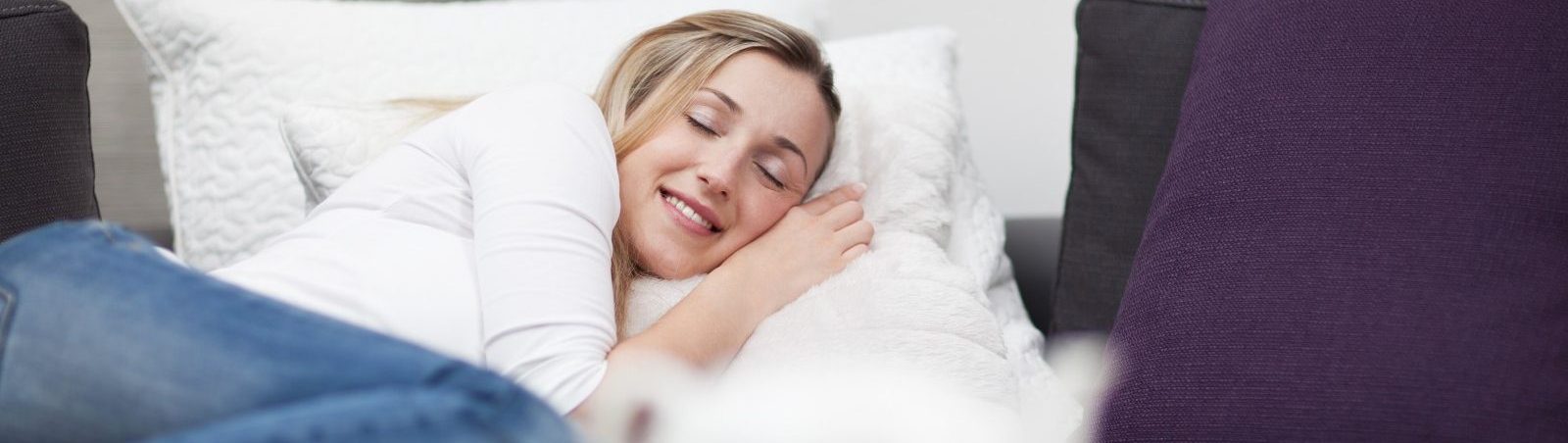 Frau im Bett genießt die Fernwärmeversorgung