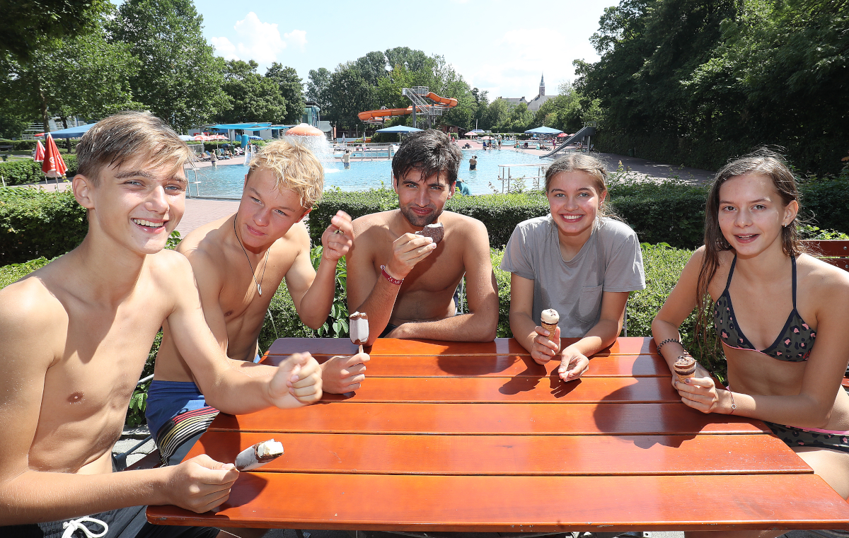 Gastronomie 5 Jugendliche sitzen in der Gastronomie im Freibad Landshut.