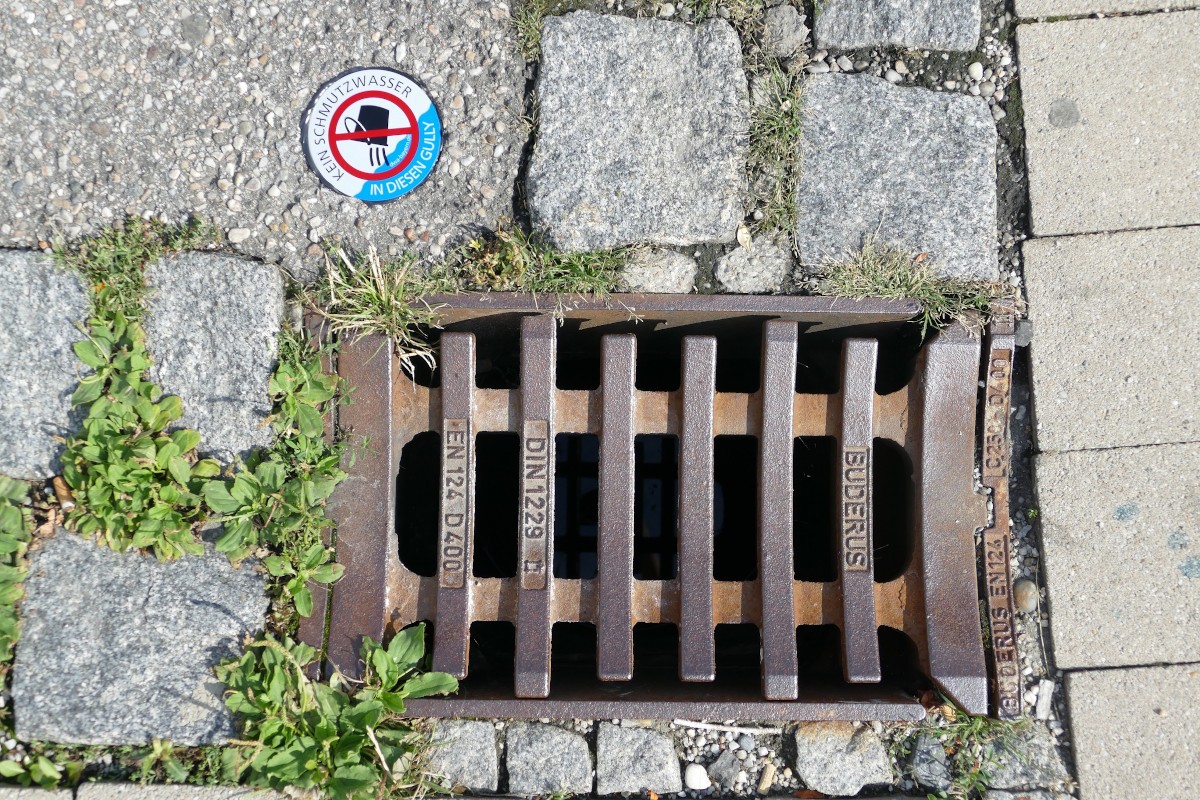 Gully mit einer Plakette