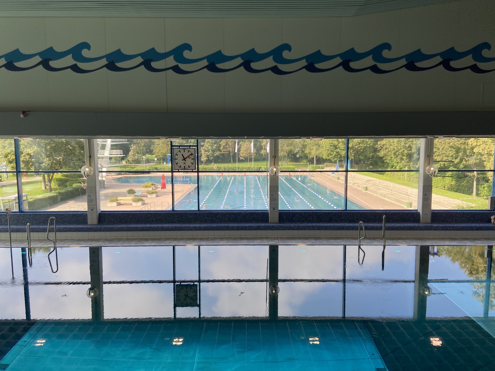 Hallenbad mit Sicht auf Sportbecken Hallenbad mit Sicht auf Sportbecken