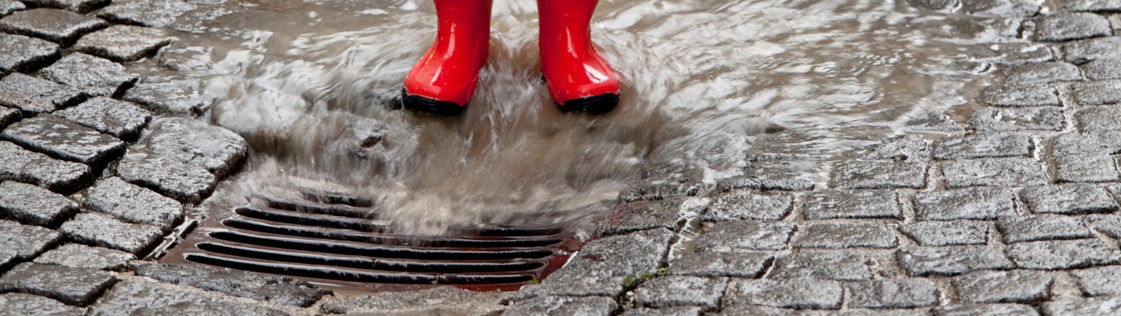 Wasser fließt ins Kanalnetz