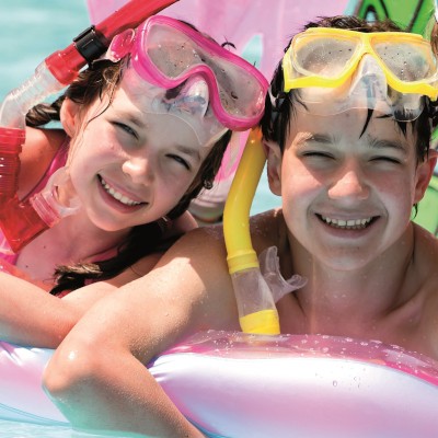 Kinder beim Kindergeburtstag im Stadtbad Landshut