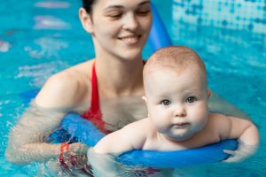 Kindersicherheit Mutter mit Baby beim Kinderschwimmen im Landshuter Stadtbad