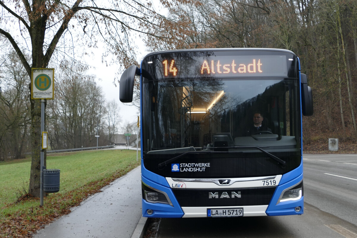 Linie 14 Linienbus 14 an der Haltestelle