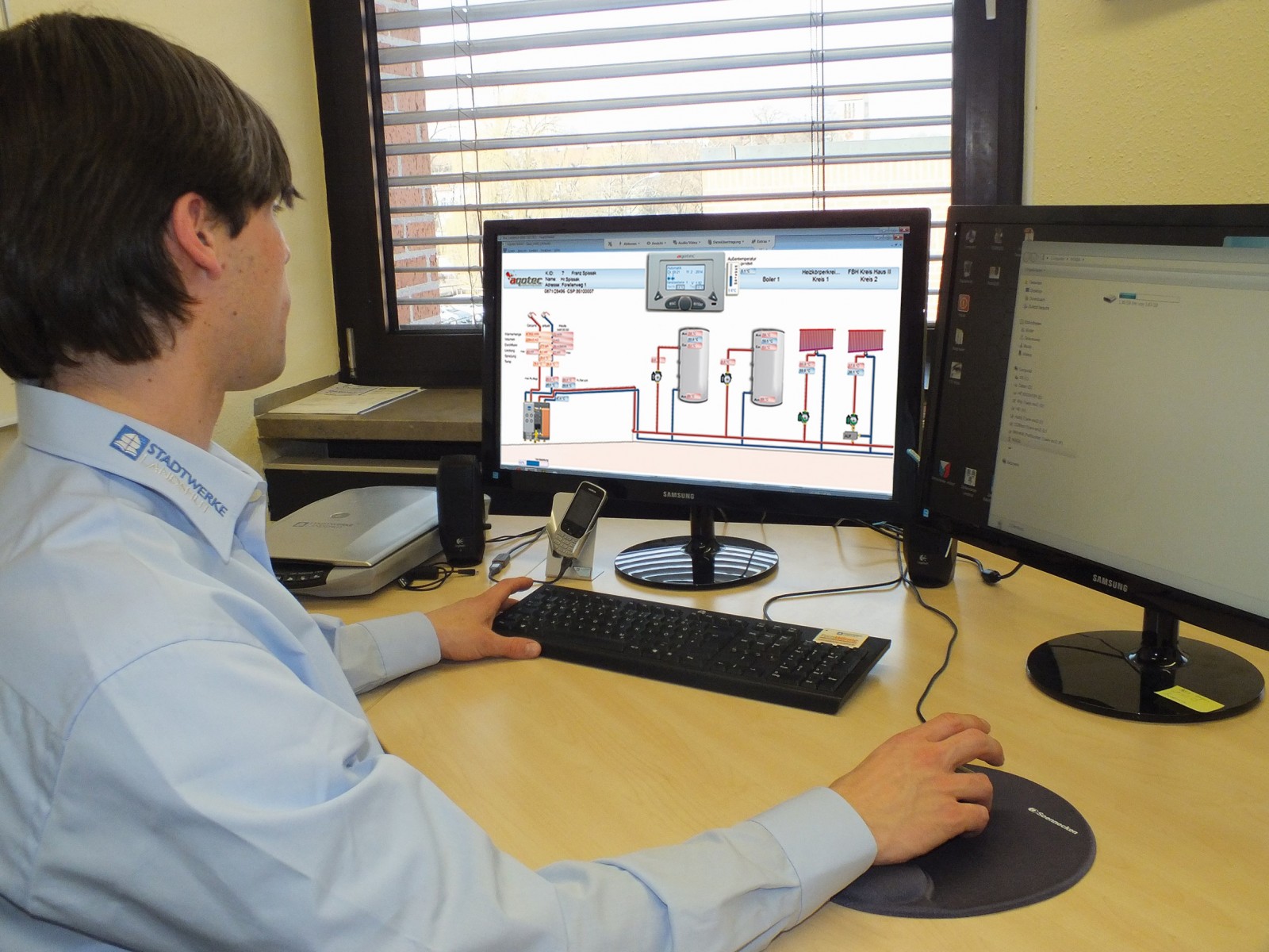 Ein Mitarbeiter der Stadtwerke Landshut arbeitet im Büro