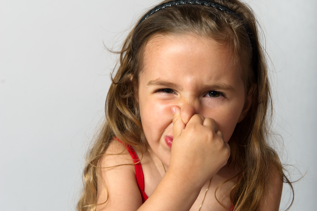 Maedchen-haelt-sich-Nase-zu Unangenehme Gerüche