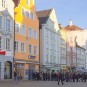 Warteschlange vor dem Kundenzentrum in der Altstadt Landshut