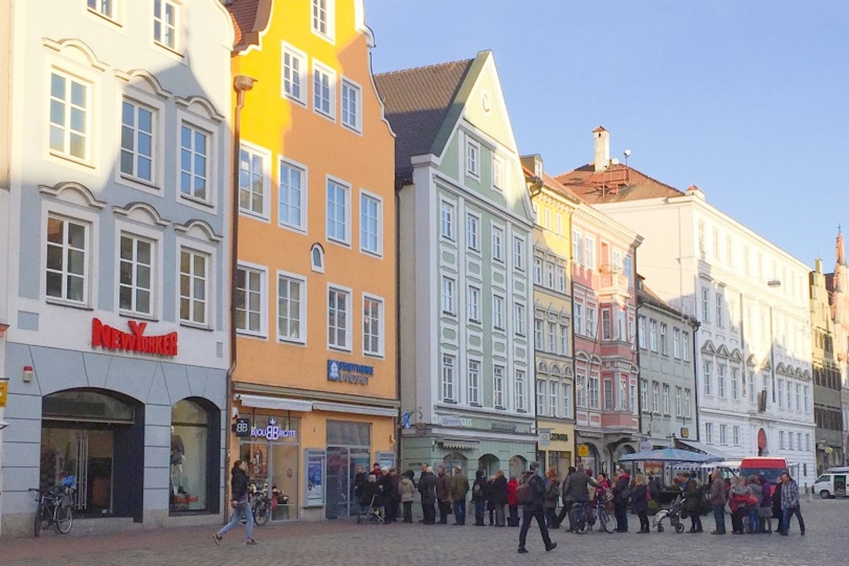 Warteschlange vor dem Kundenzentrum in der Altstadt Landshut