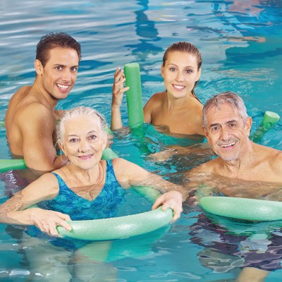 Familie beim Aqua-Kurs im Hallenbad Landshut