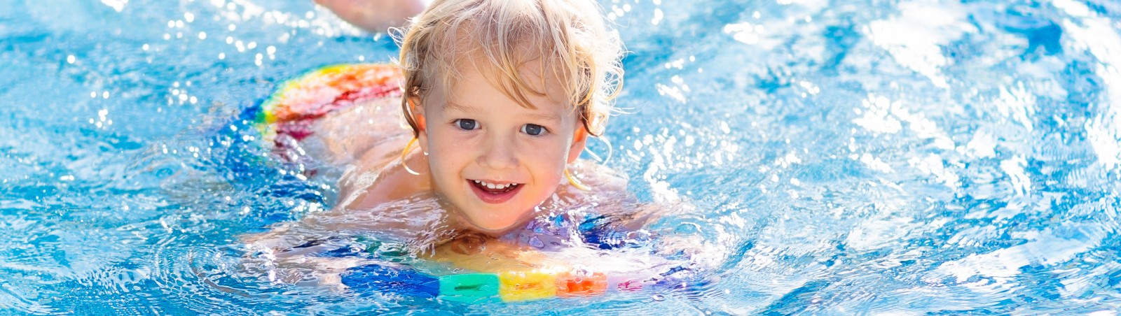 Kleiner Junge beim Schwimmkurs im Stadtbad Landshut