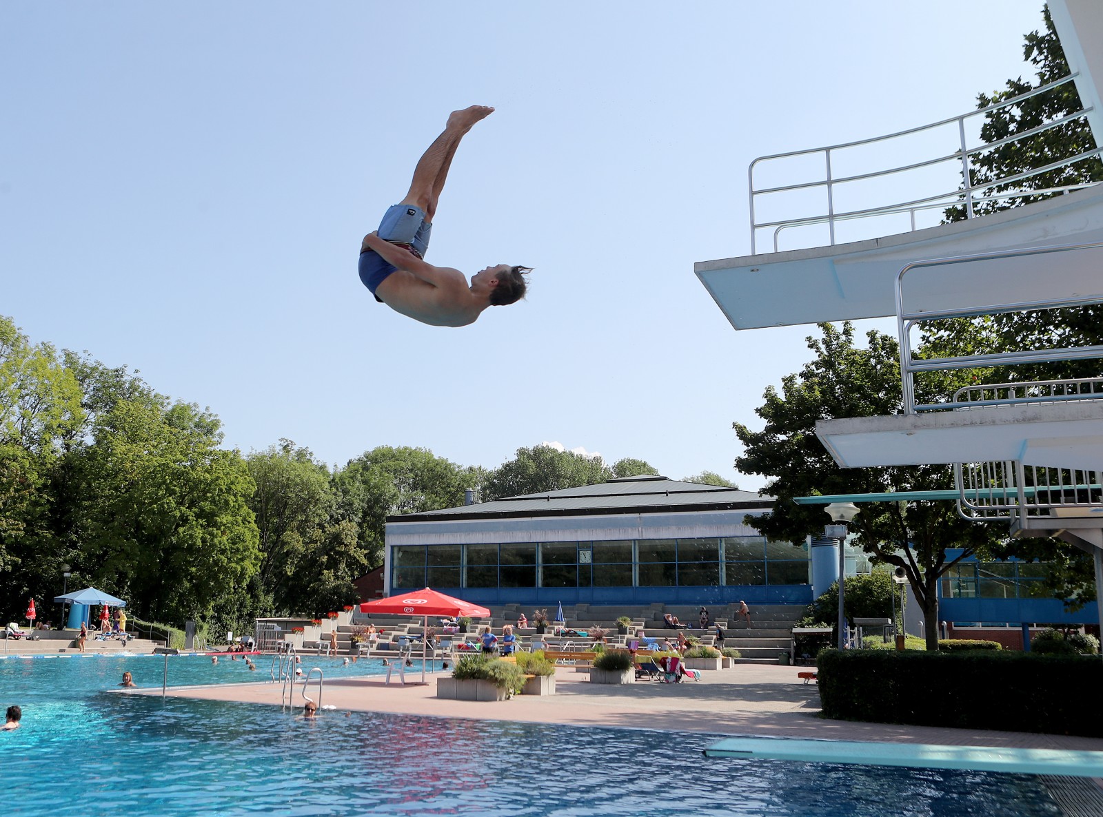 Sprungturm Freibad Landshut Sprungturm und Schwimmerbecken des Freibads Landshut
