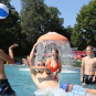 Jugendliche, die im Freibad Landshut Wasserball spielen.