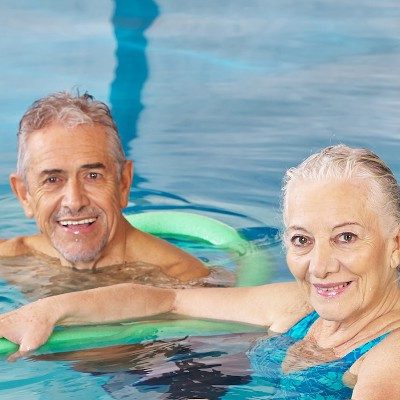 Senioren bei der Wassergymnastik im Hallenbad Landshut