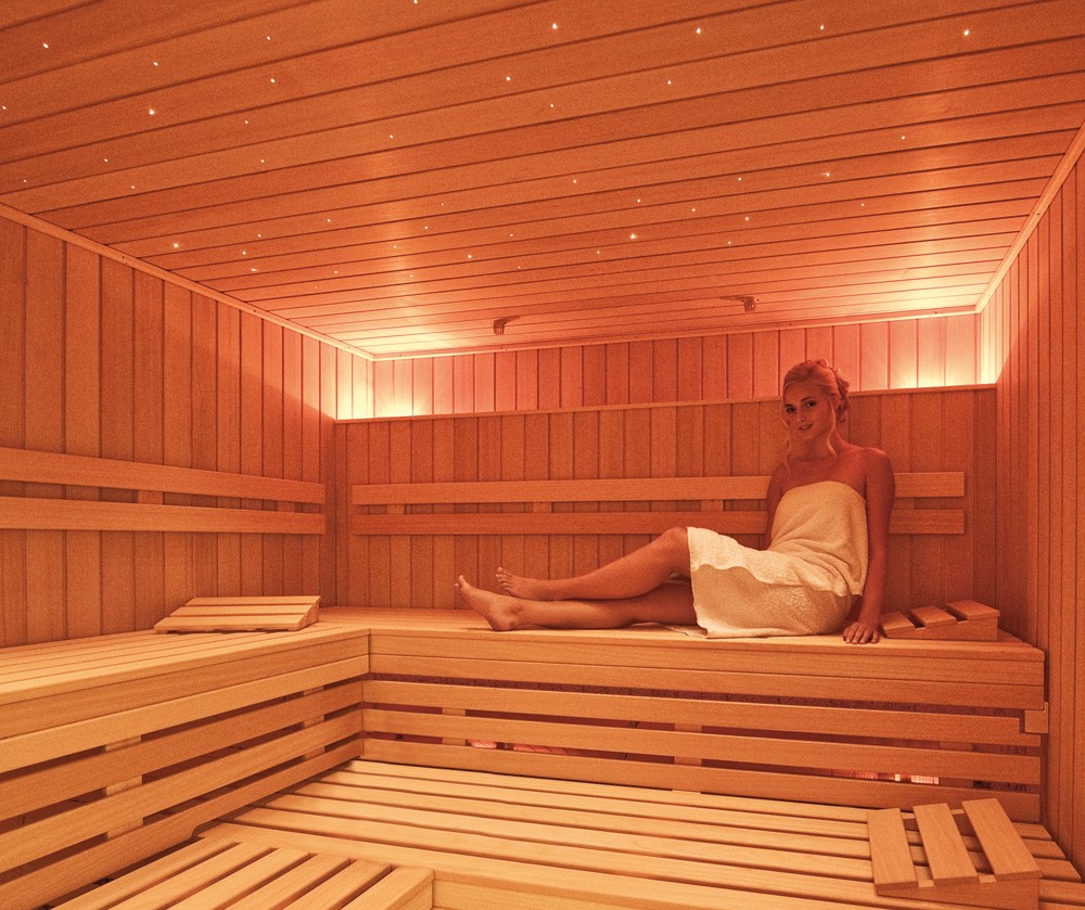 Junge Frau entspannt in der Biosauna