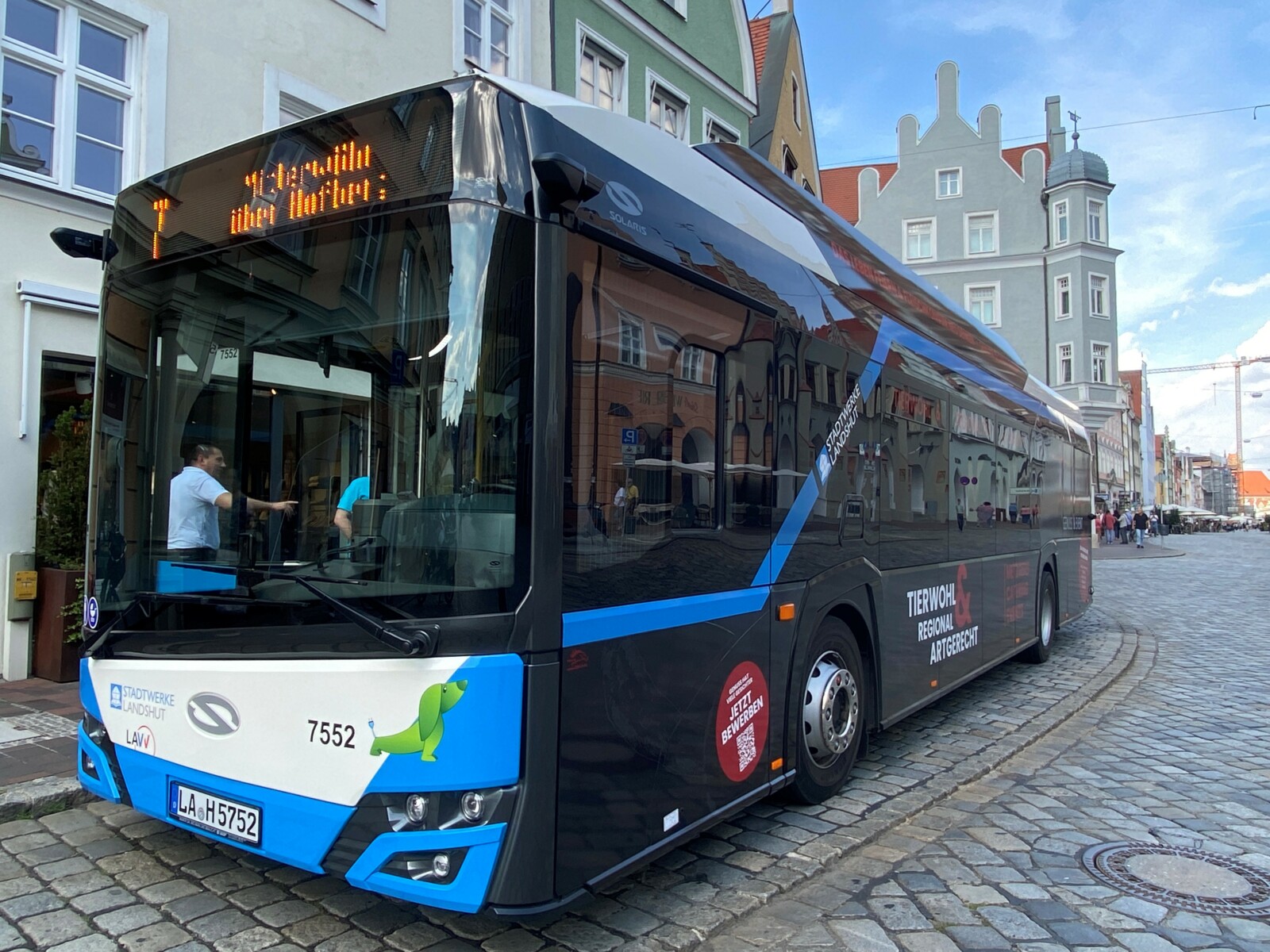 Elektrobus an einer Haltestelle