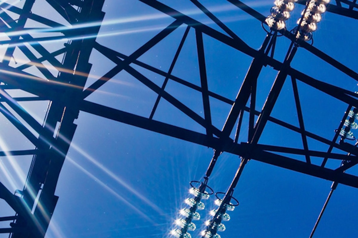 Strommasten zur Energieversorgung von Geschäftskunden