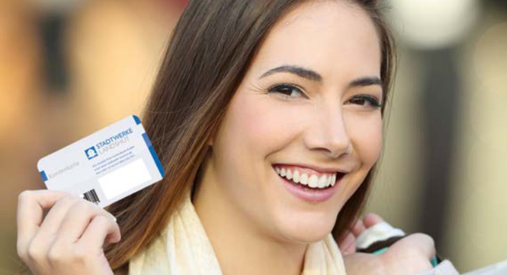 Kundin mit Kundenkarte der Stadtwerke Landshut